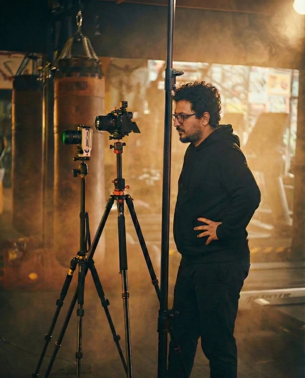 Sette tripod üzerindeki kamerayı hazırlayan ekip üyesi